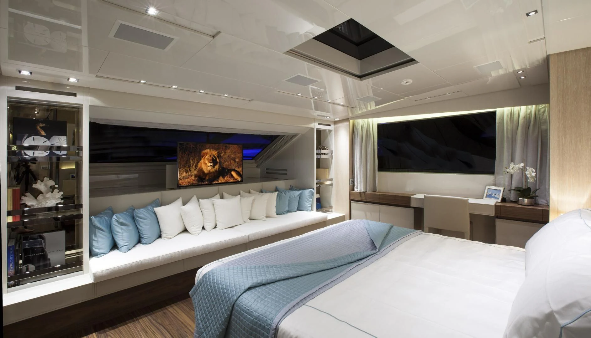 a room with a bed and a television aboard GOLDEN YACHT Yacht for Sale