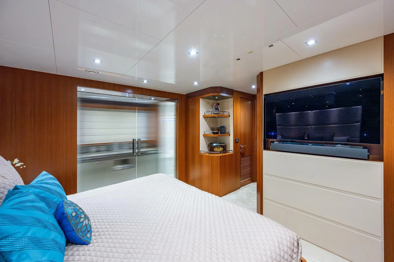 a bedroom with a bed and a microwave aboard MOIRA CINCO Yacht for Sale