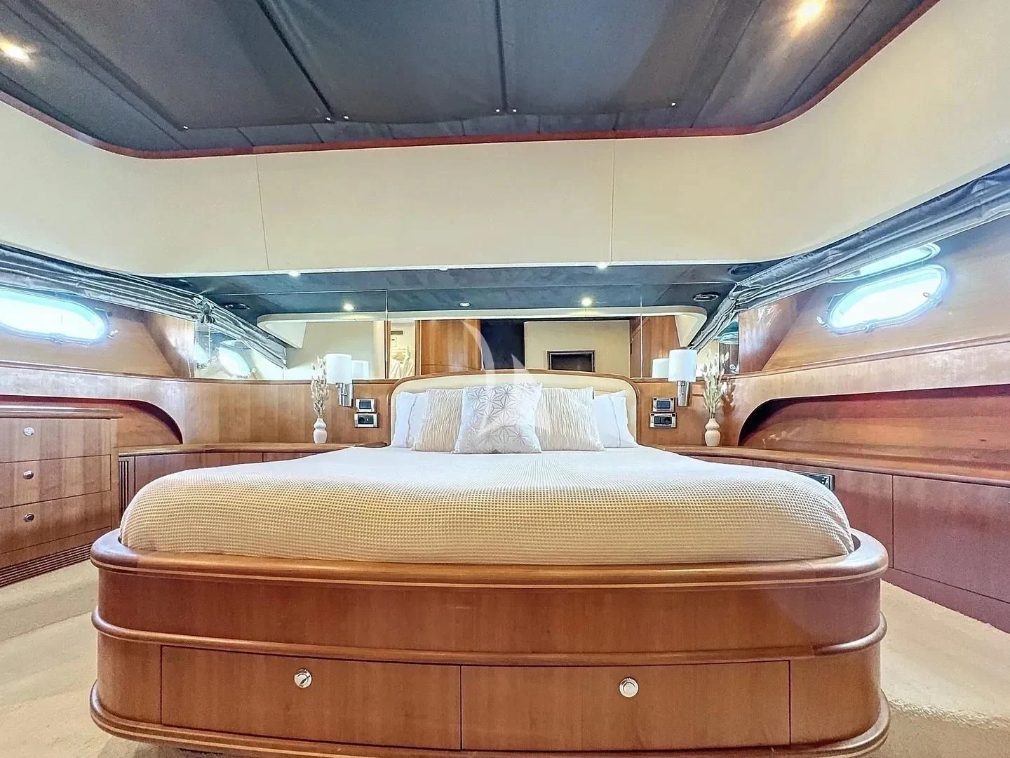 a bed in a vehicle aboard FIGI Yacht for Sale