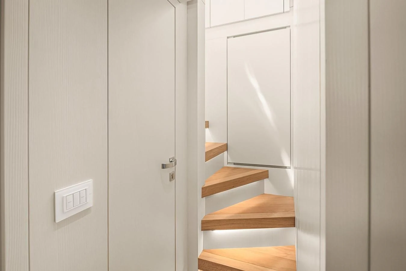 a white door with a white door aboard SANLORENZO SX88/81 Yacht for Sale