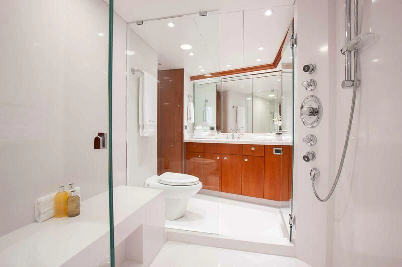 a bathroom with a tub and toilet aboard BRAVEHEART Yacht for Sale