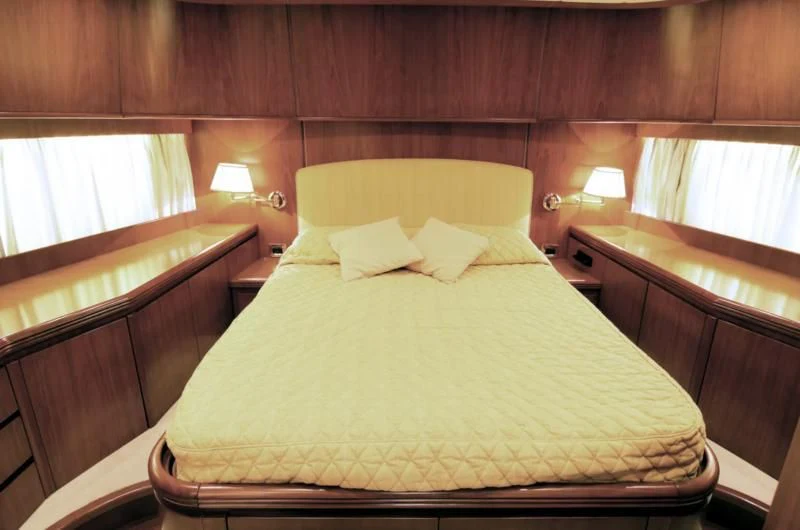 a bed with a green comforter aboard TOI MOI ET ROBY Yacht for Sale