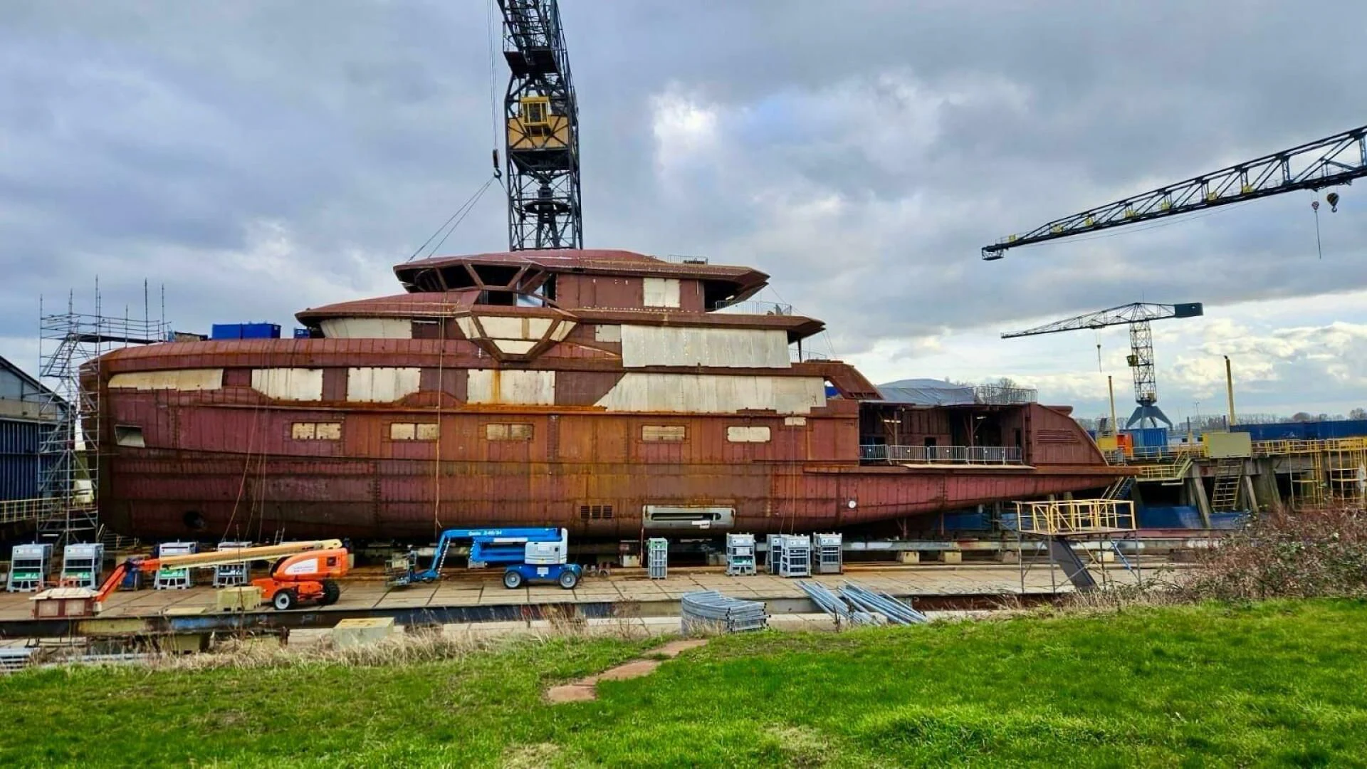 a large building with cranes aboard HORIZON II Yacht for Sale