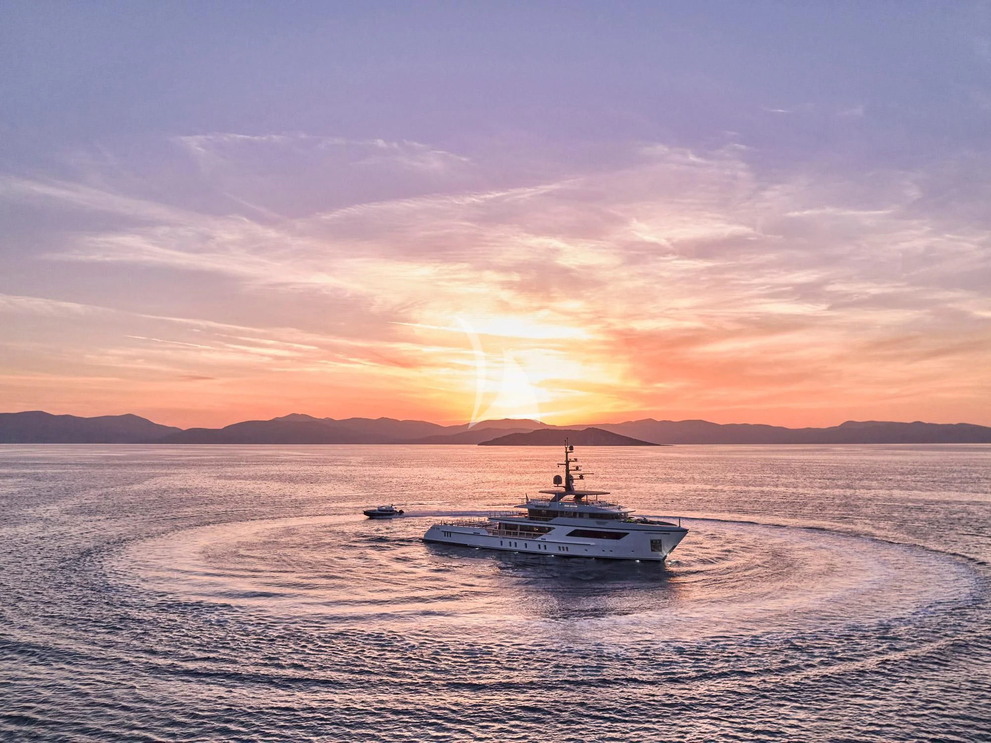 a boat in the water aboard PARA BELLVM Yacht for Charter