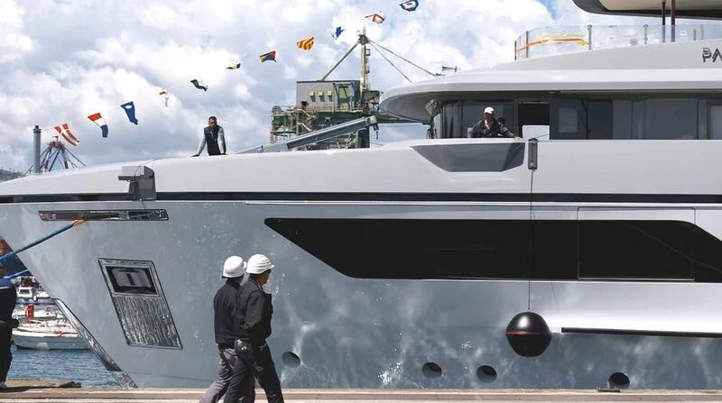 a group of people flying kites aboard PARA BELLVM Yacht for Charter