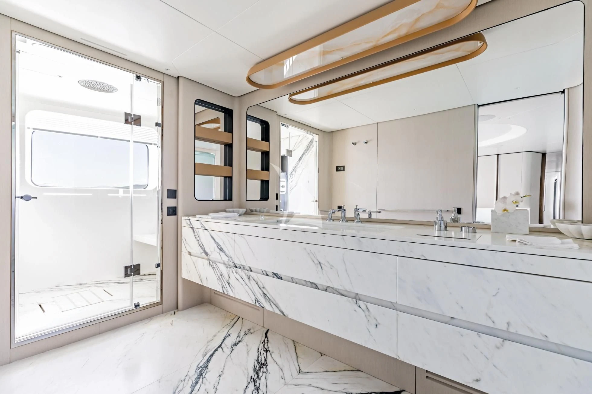 a large bathroom with a large tub aboard LUZ DE MAR Yacht for Sale
