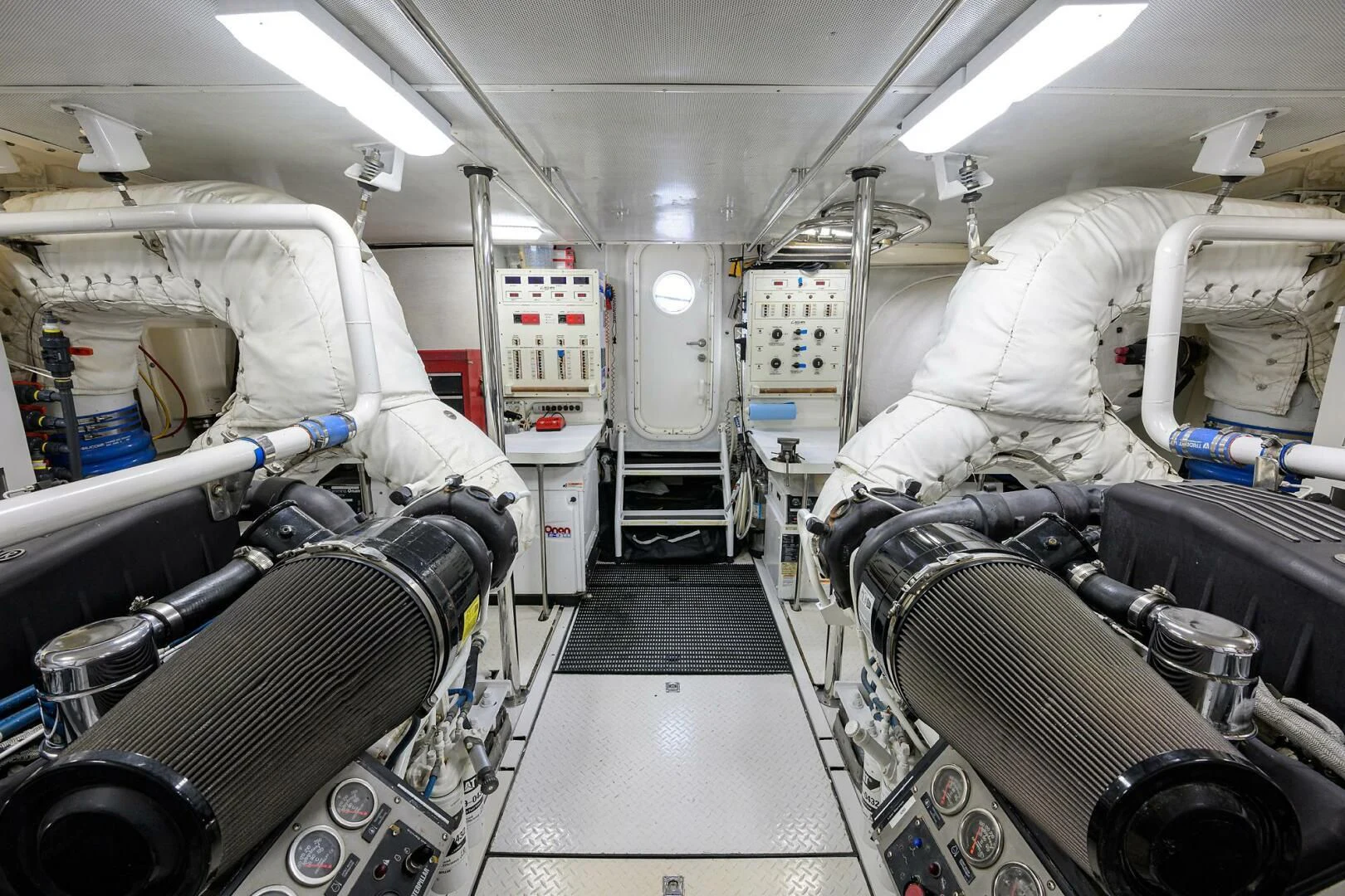 a room with a large white machine aboard ALWAYS BAREFOOT Yacht for Sale