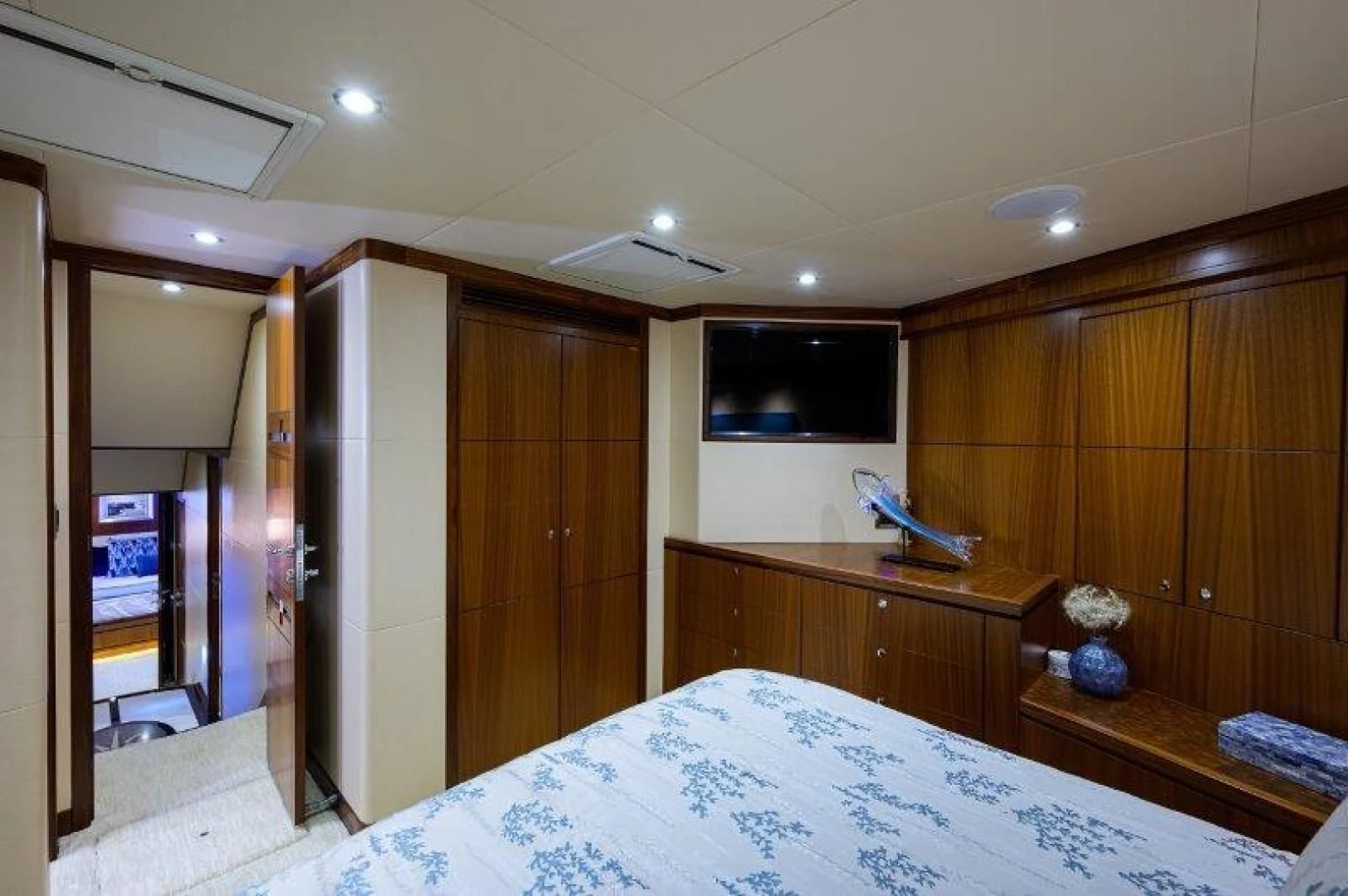 a room with a bed and a desk aboard SOUNDINGS Yacht for Sale