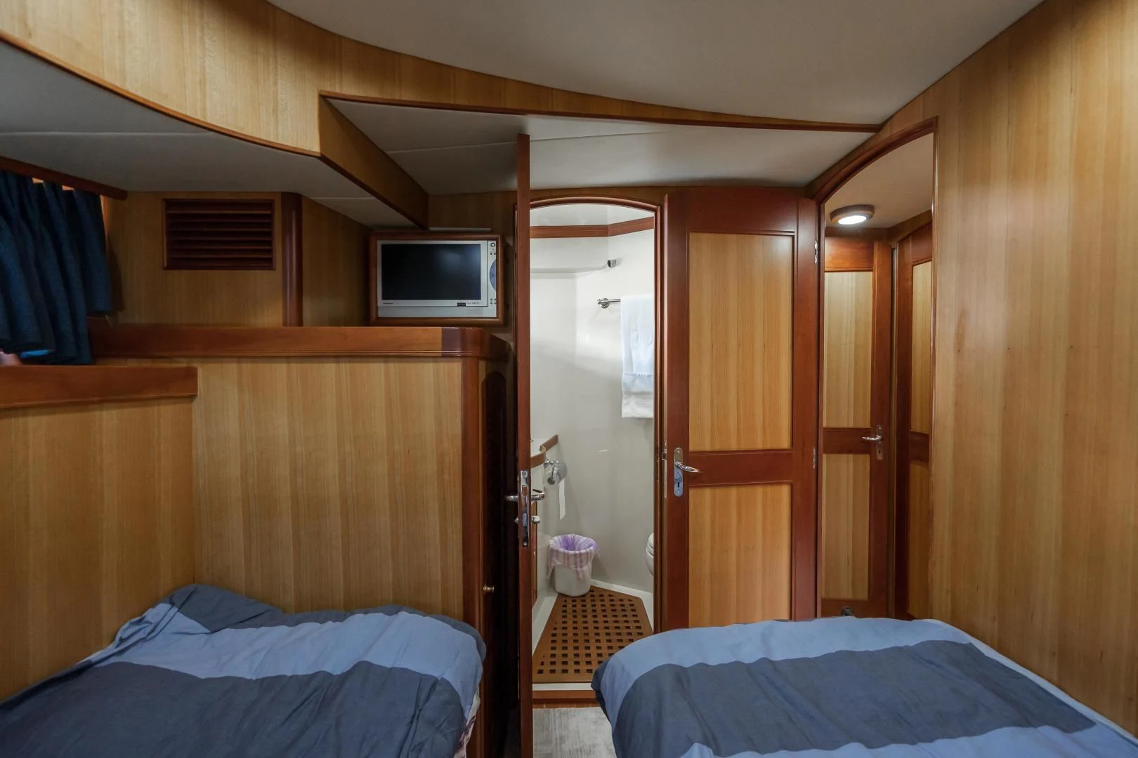 a room with a bed and a television aboard DISCONNECTED Yacht for Sale