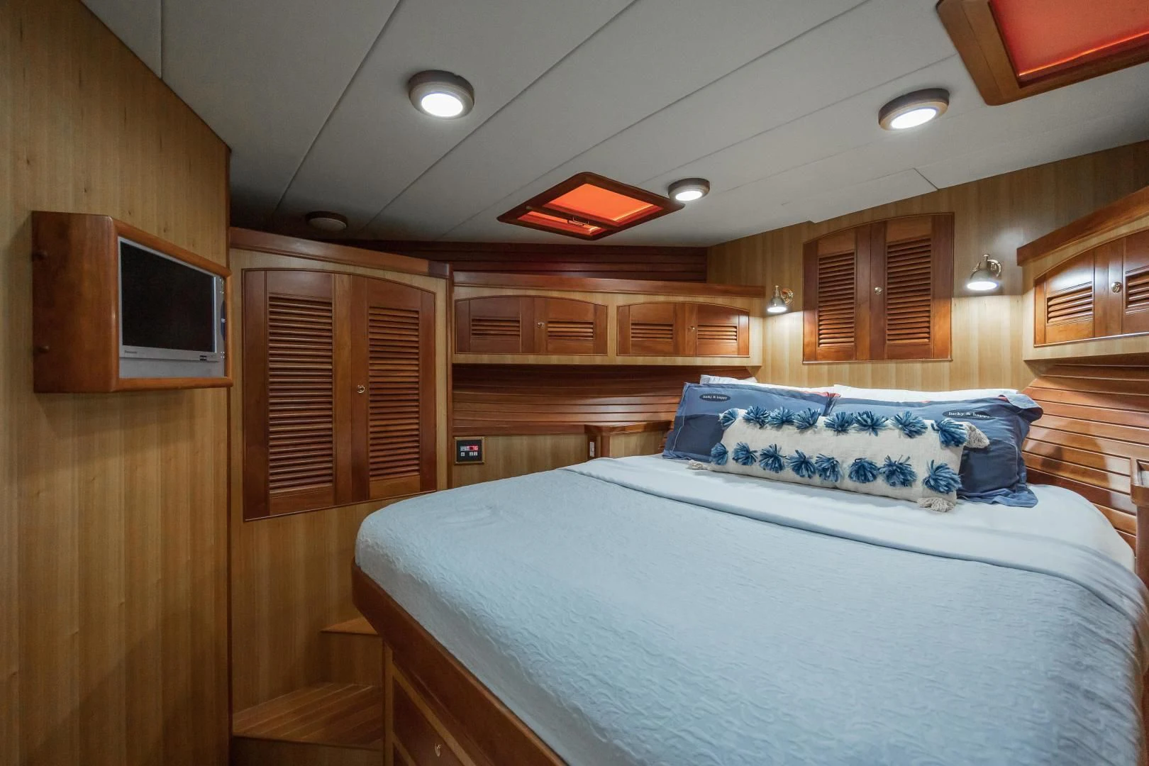a cabin with a bed aboard DISCONNECTED Yacht for Sale
