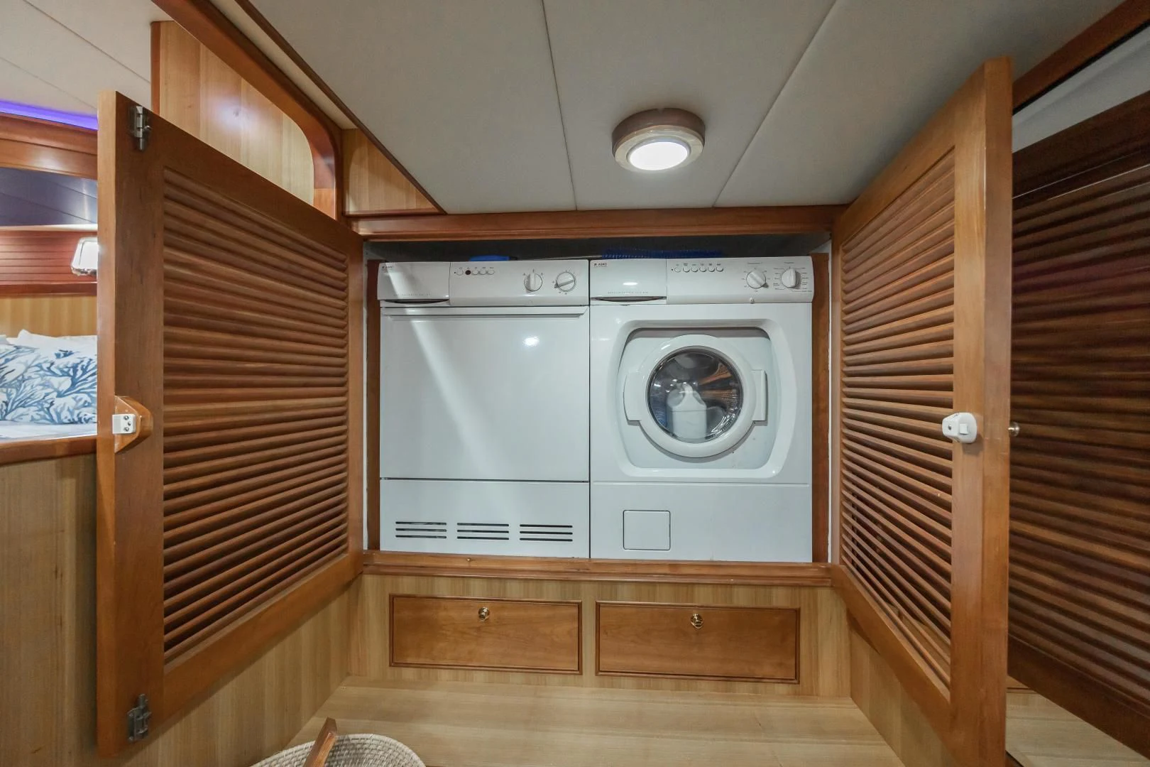 a room with a washing machine and dryer aboard DISCONNECTED Yacht for Sale