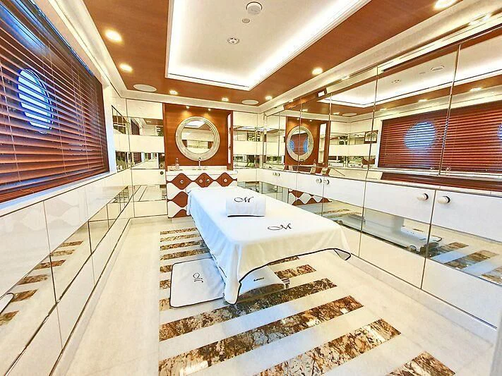 a large bathroom with a tub aboard MIMTEE Yacht for Sale