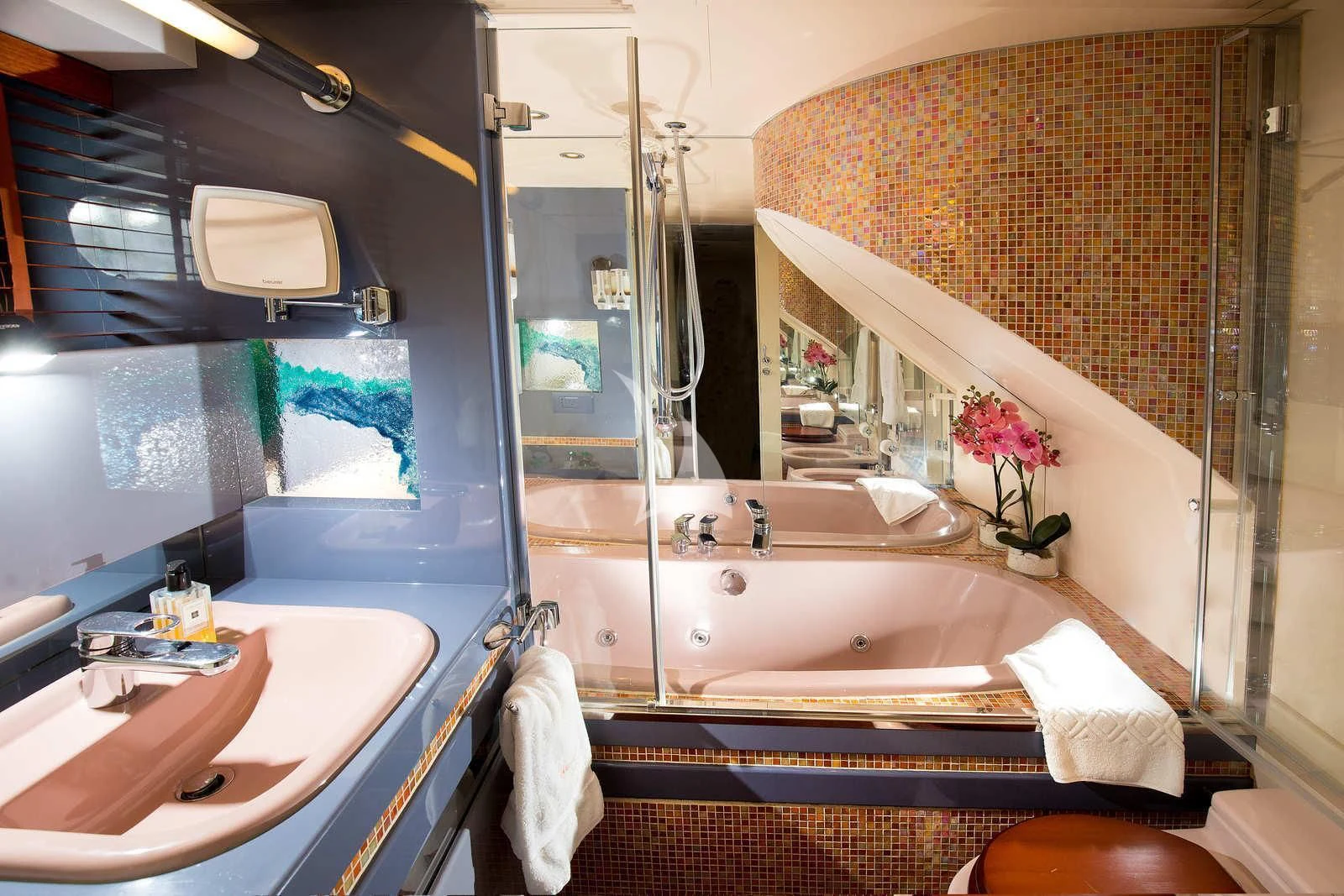 a bathroom with a large tub aboard HEARTBEAT OF LIFE Yacht for Sale