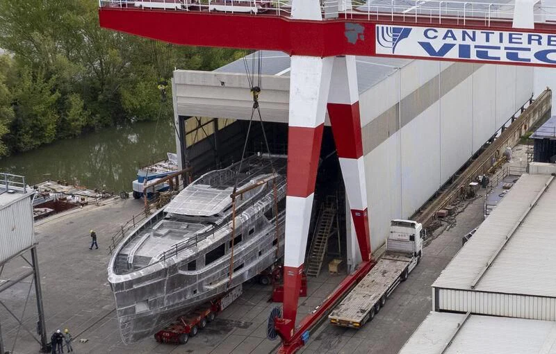 a large white and red crane aboard VITTORIA VELOCE 32 RPH #01 Yacht for Sale
