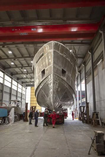 a large metal object in a building aboard VITTORIA VELOCE 32 RPH #01 Yacht for Sale