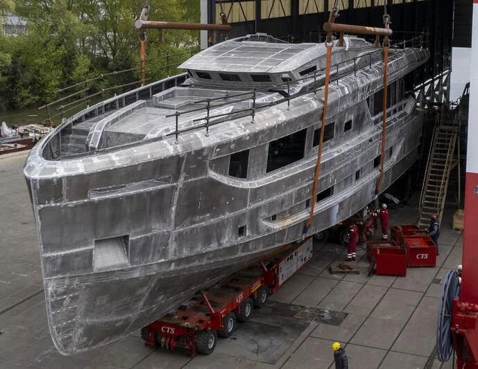 a large white machine with a large metal frame aboard VITTORIA VELOCE 32 RPH #01 Yacht for Sale