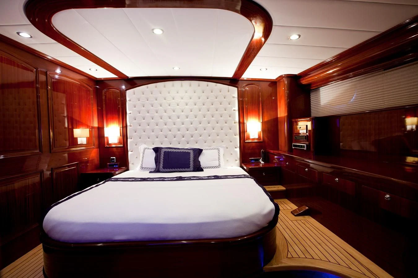 a room with a bed and a desk aboard PERFORMANCE FEE Yacht for Sale
