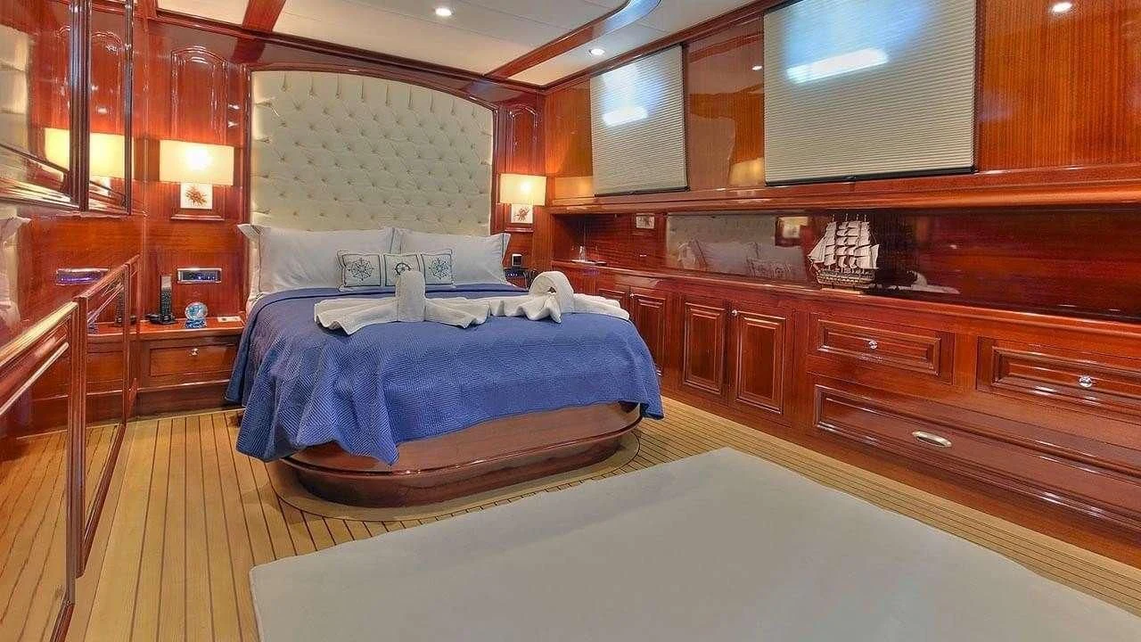 a room with wooden cabinets and a bed aboard PERFORMANCE FEE Yacht for Sale