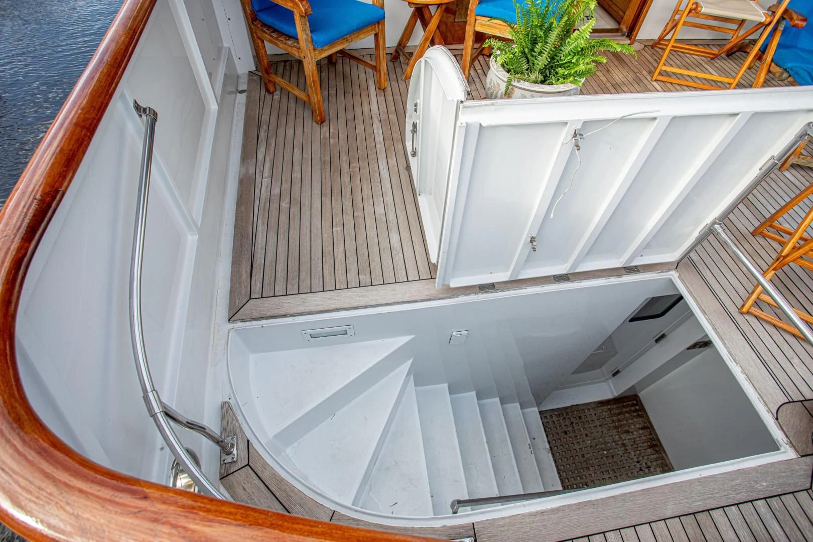 a white boat with a rope aboard ZANTINO III Yacht for Sale