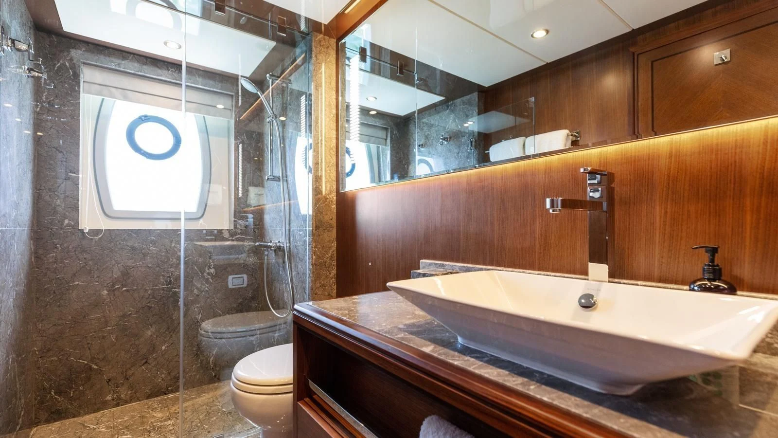 a bathroom with a large bathtub aboard CLAYMAKER Yacht for Sale