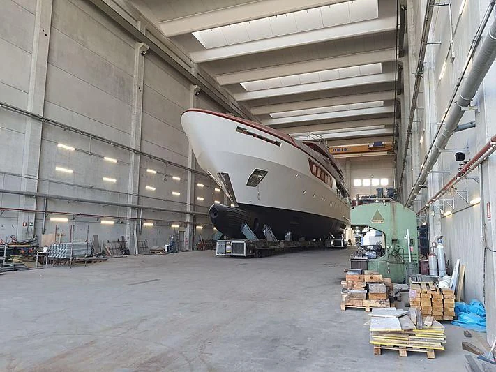 a large white space ship in a warehouse aboard COCKTAILS Yacht for Sale