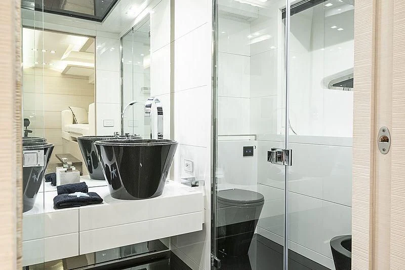 a bathroom with a large tub aboard SEAFIRE Yacht for Sale