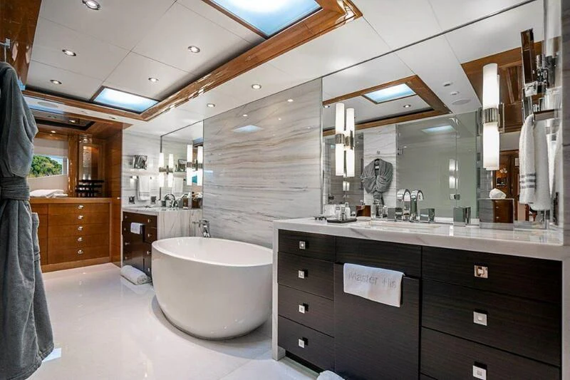 a bathroom with a large tub aboard SEANASH Yacht for Sale
