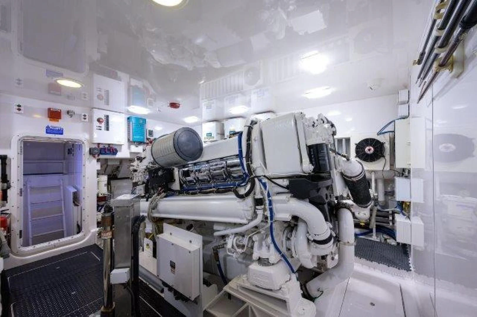 a room with a machine aboard LITTLE AUDREY Yacht for Sale