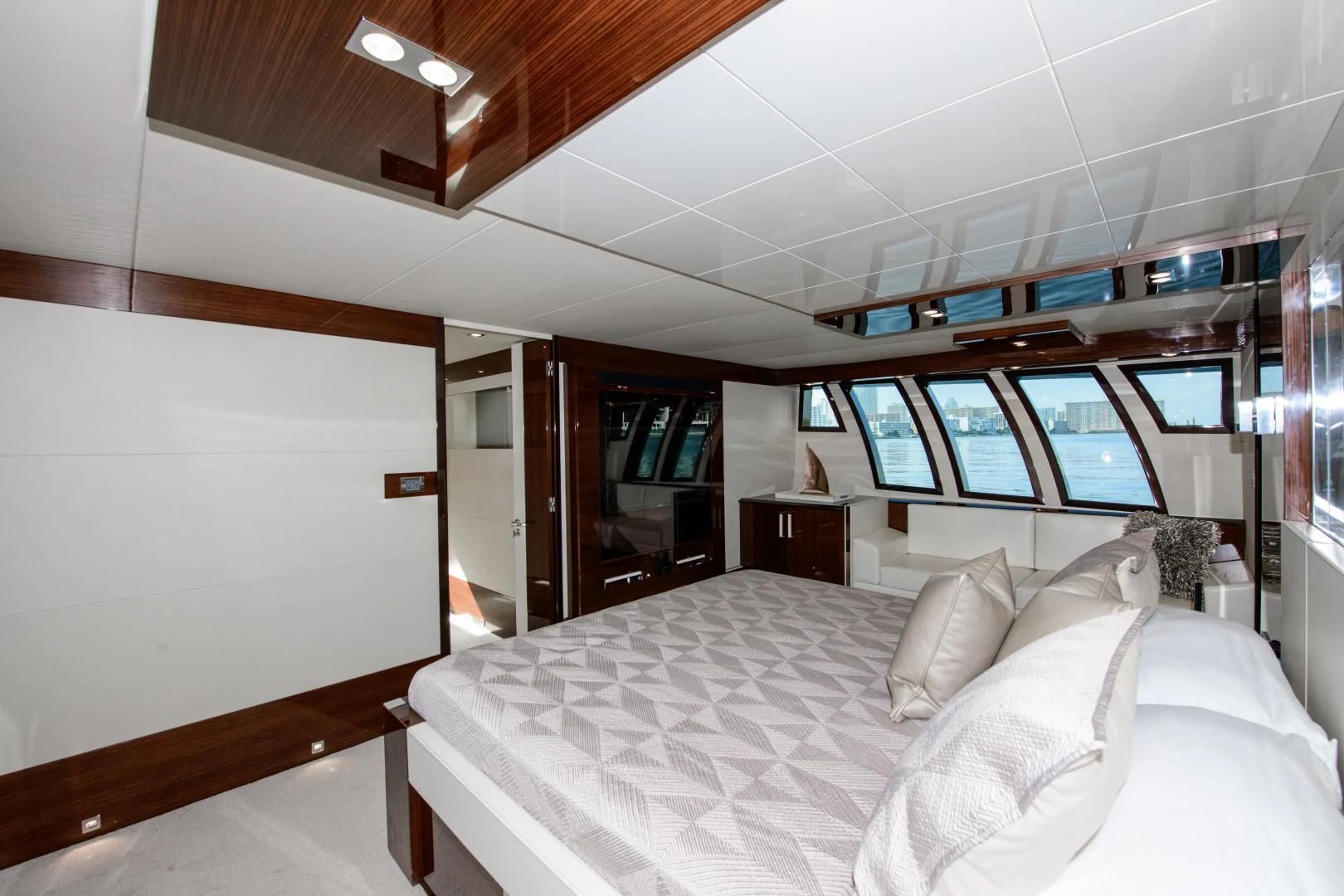 a room with a bed and a television aboard CHAPTER II Yacht for Sale