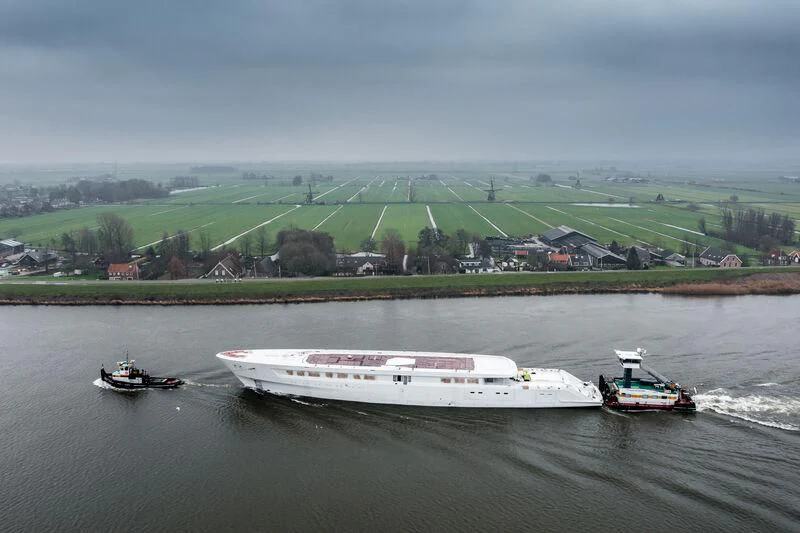boats on the water aboard DRIZZLE Yacht for Sale