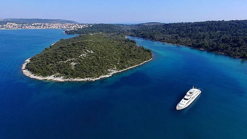 a small island with a small island aboard YVONNE Yacht for Sale