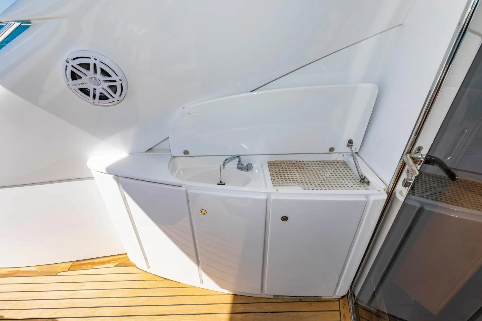 a white washing machine aboard FREE SPIRIT Yacht for Sale