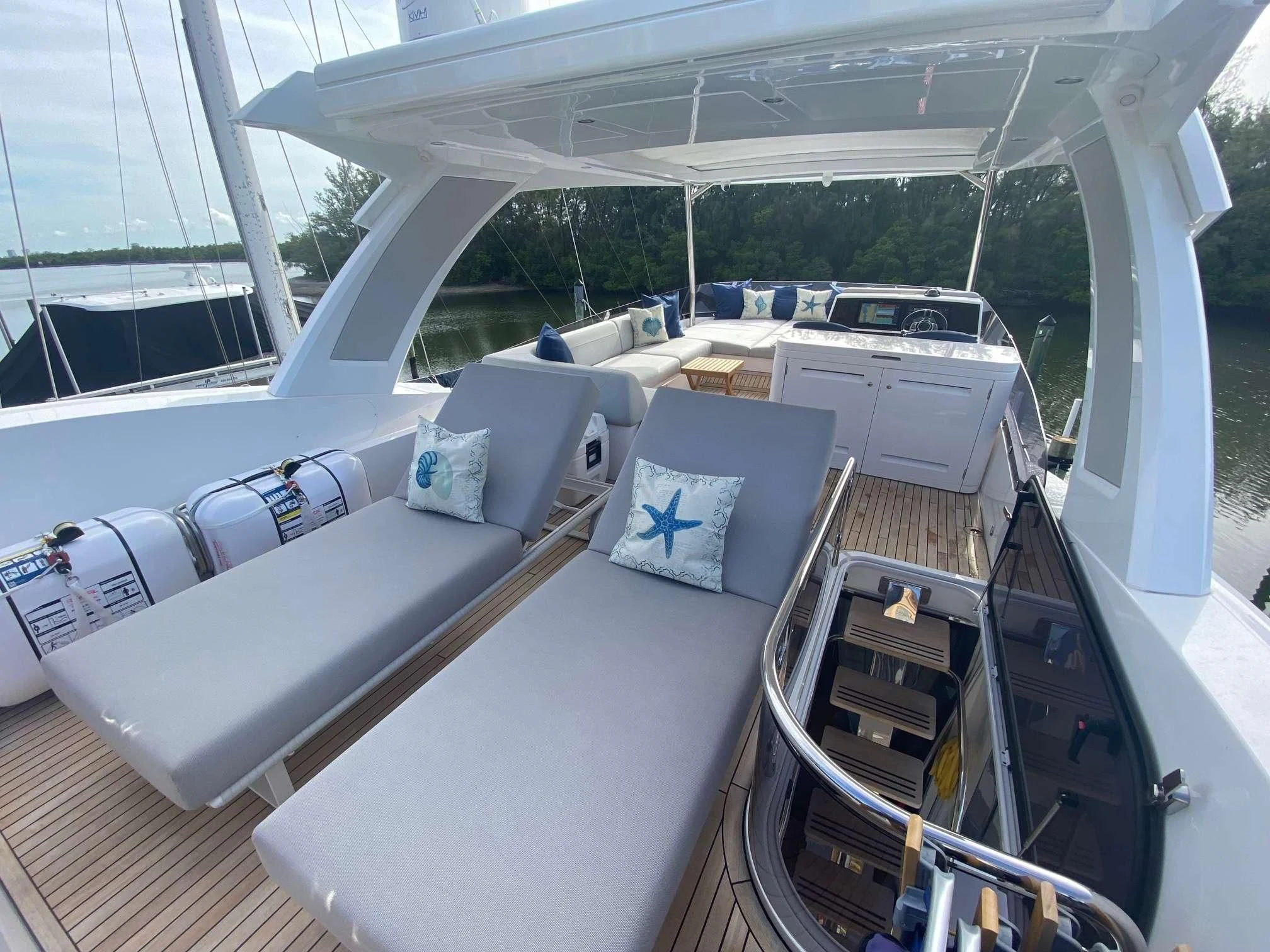 inside of a boat aboard LAGO PARADISE Yacht for Sale