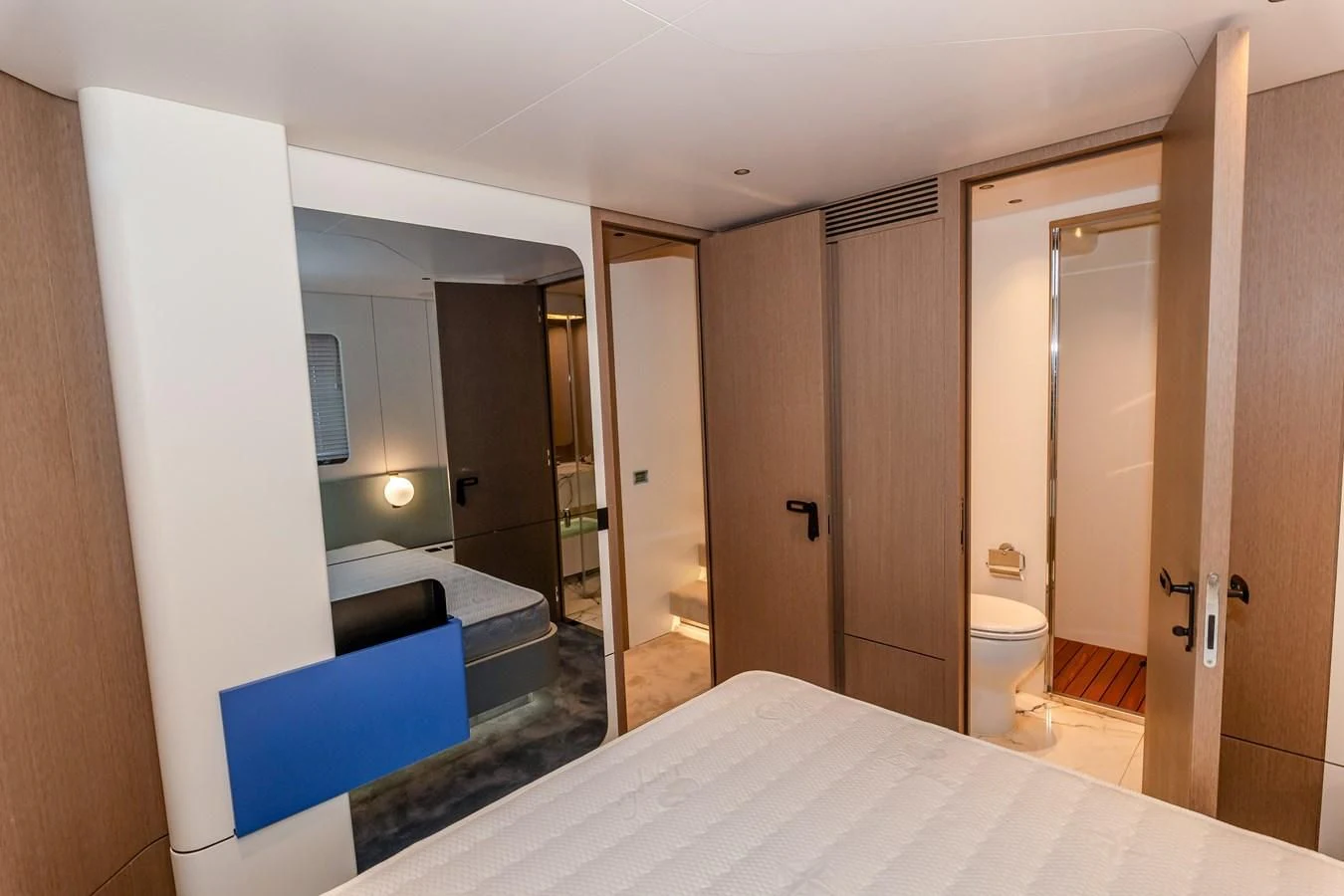 a bathroom with a tub and a toilet aboard AZIMUT GRANDE 26/25 Yacht for Sale