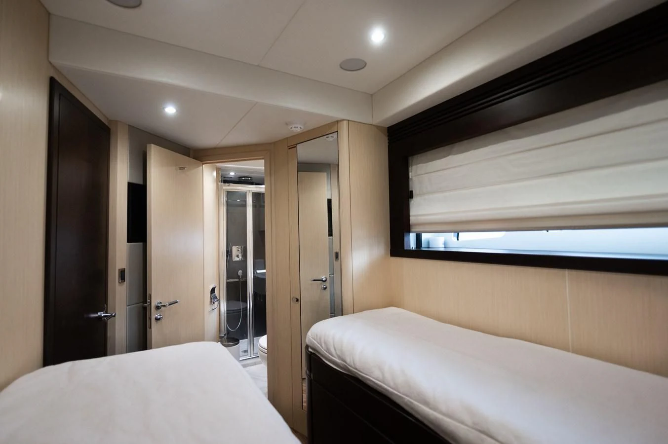 a room with a bed and a door aboard SUNSEEKER 75 YACHT Yacht for Sale