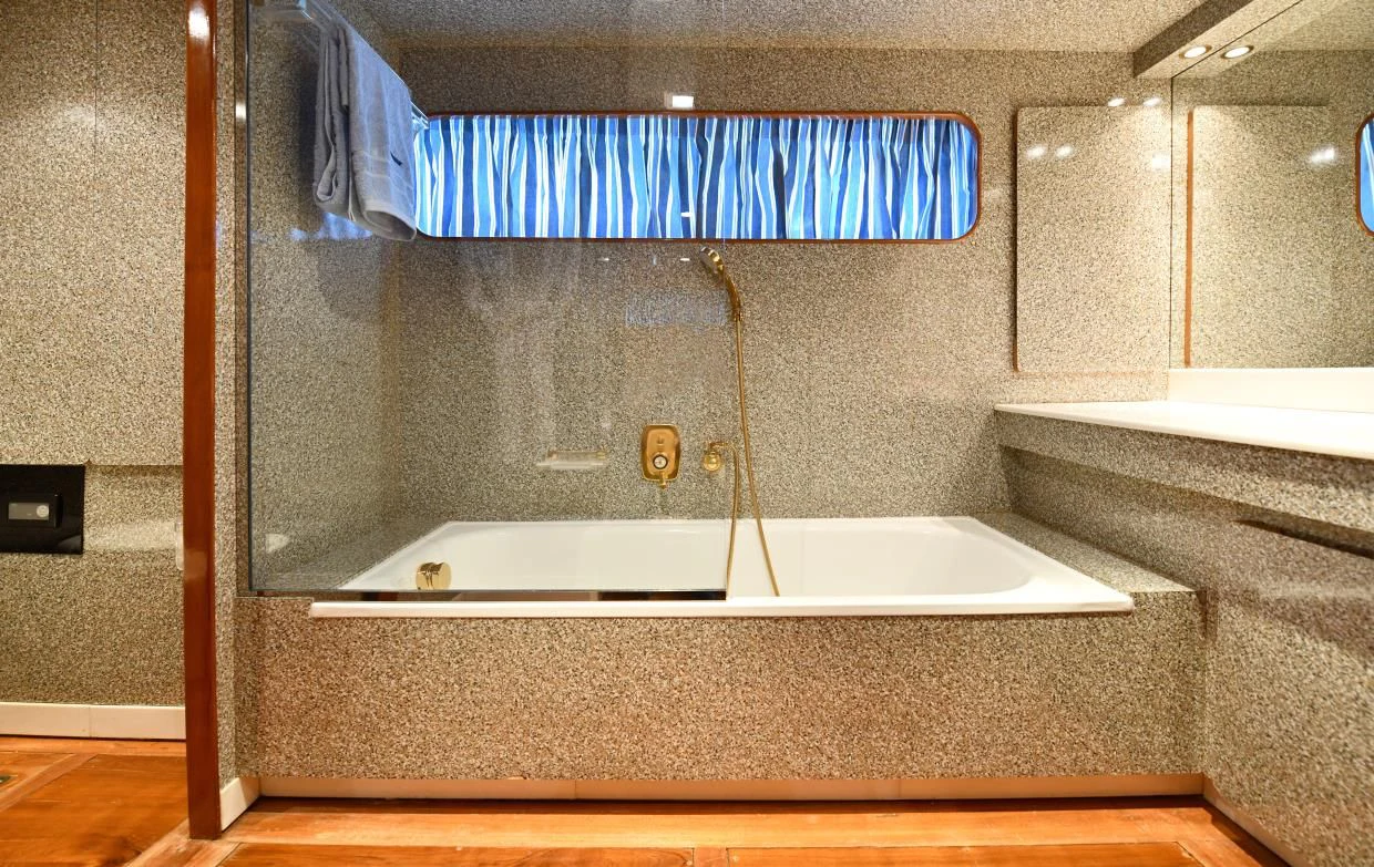 a bathroom with a bathtub aboard SOMETHING COOL Yacht for Charter