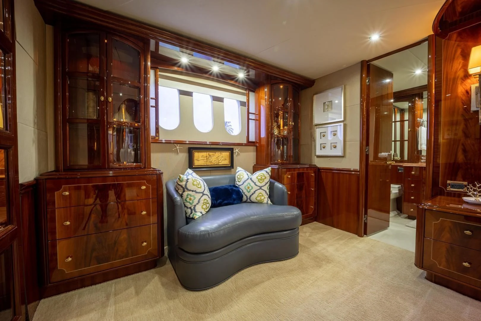 a living room with a leather couch aboard CENTER RING Yacht for Sale