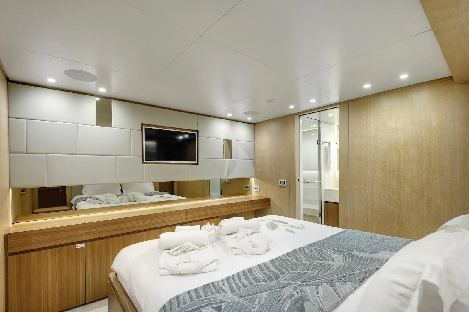 a hotel room with a tv aboard THERAPY Yacht for Sale