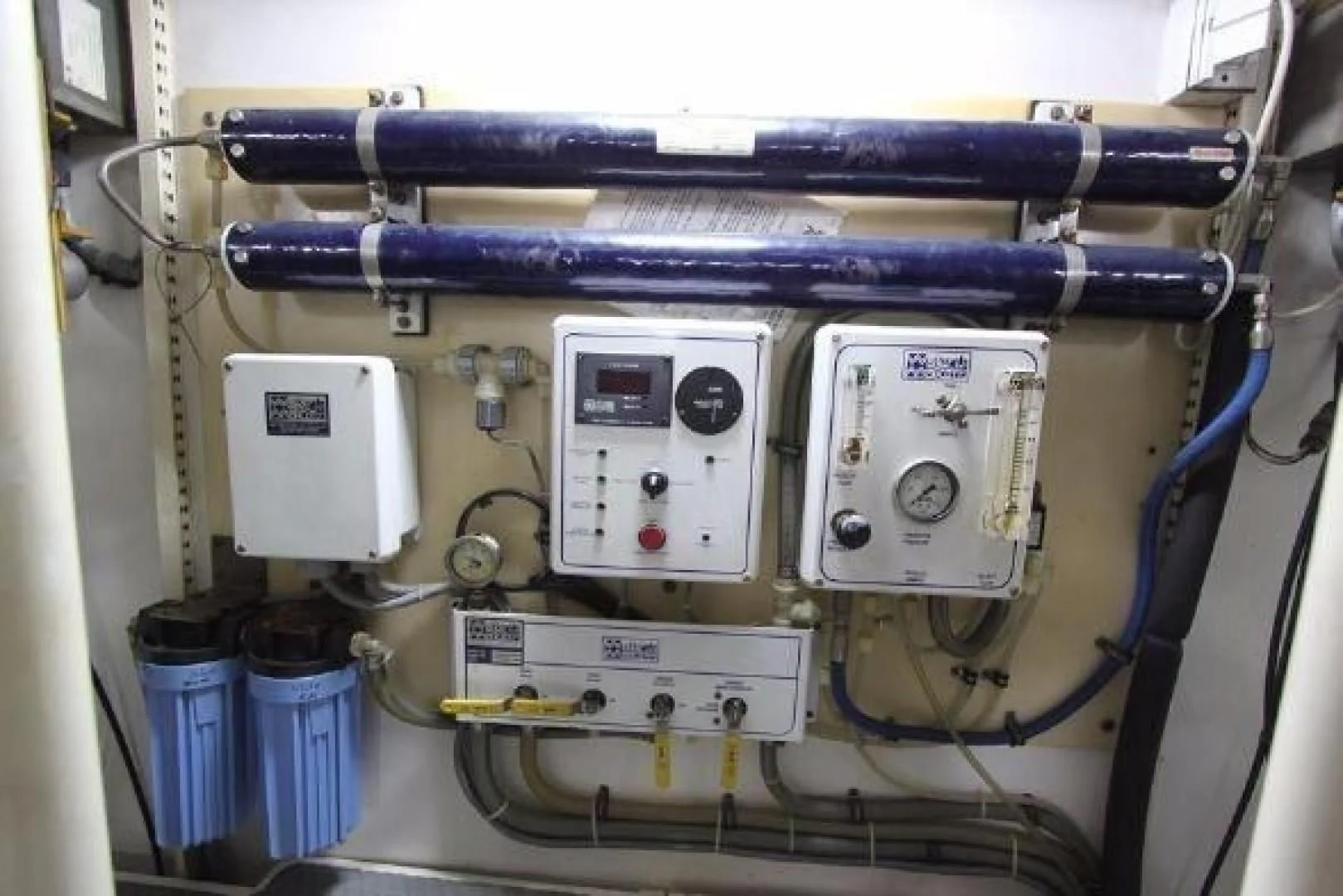 a blue and white machine aboard BROKYSTONE Yacht for Sale