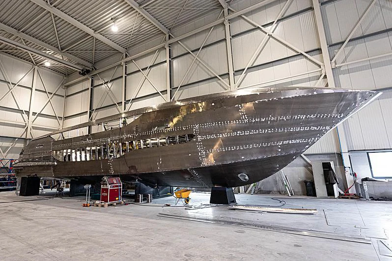 a large metal structure with a large metal structure in the middle aboard DUTCH FALCON Yacht for Sale