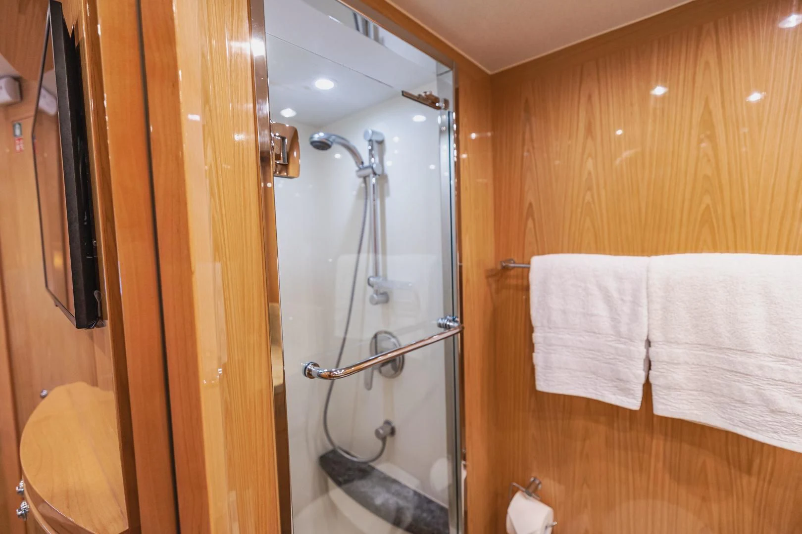 a shower with a glass door aboard PINGUINITO Yacht for Sale