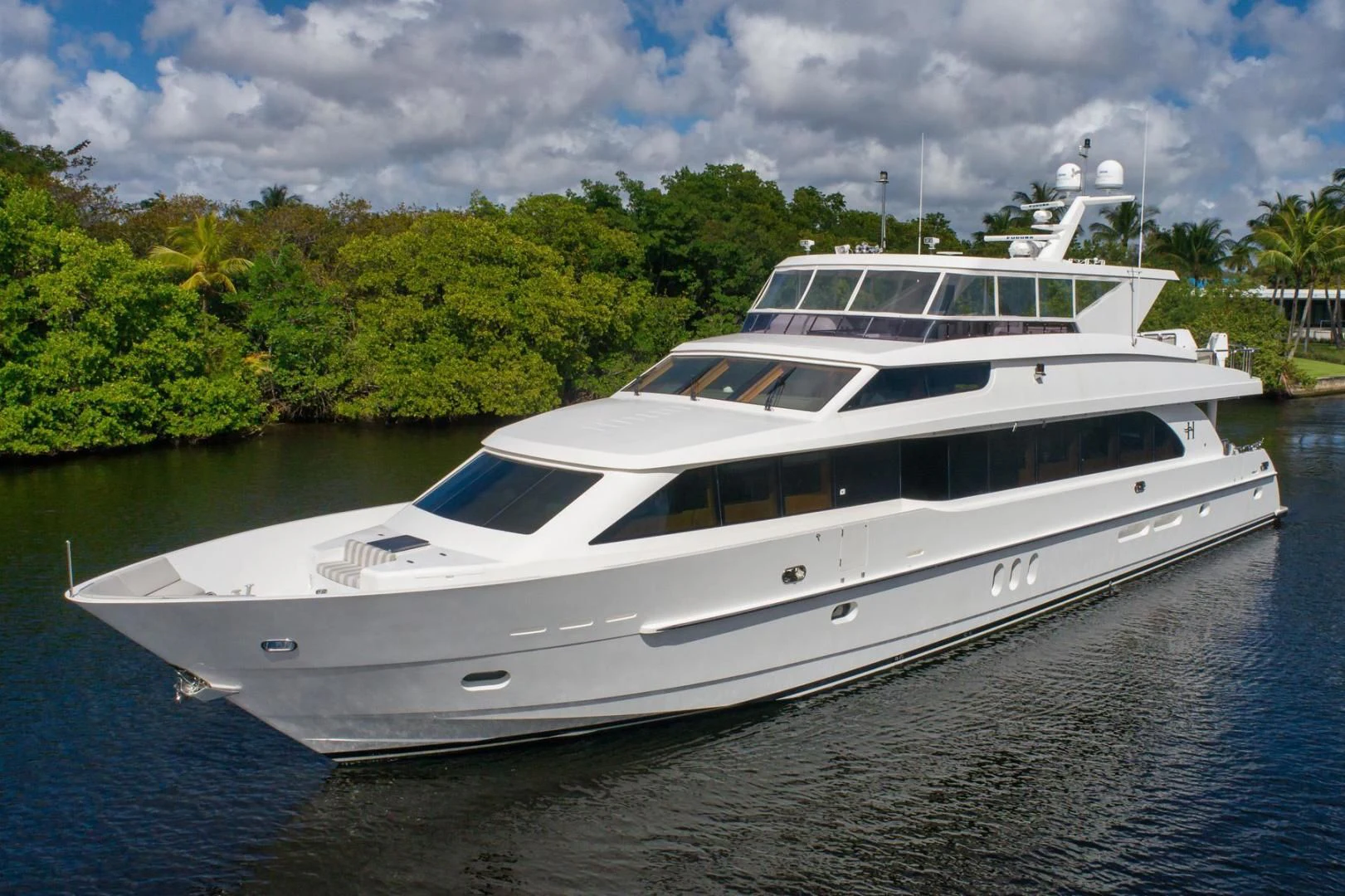 a boat on the water aboard PINGUINITO Yacht for Sale