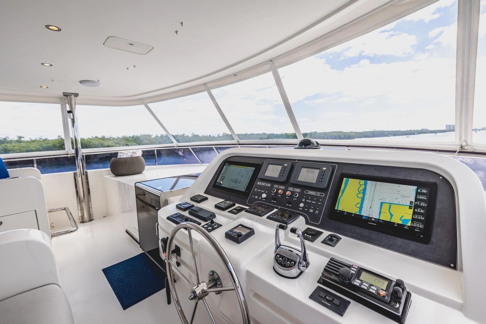 inside of a boat aboard PINGUINITO Yacht for Sale