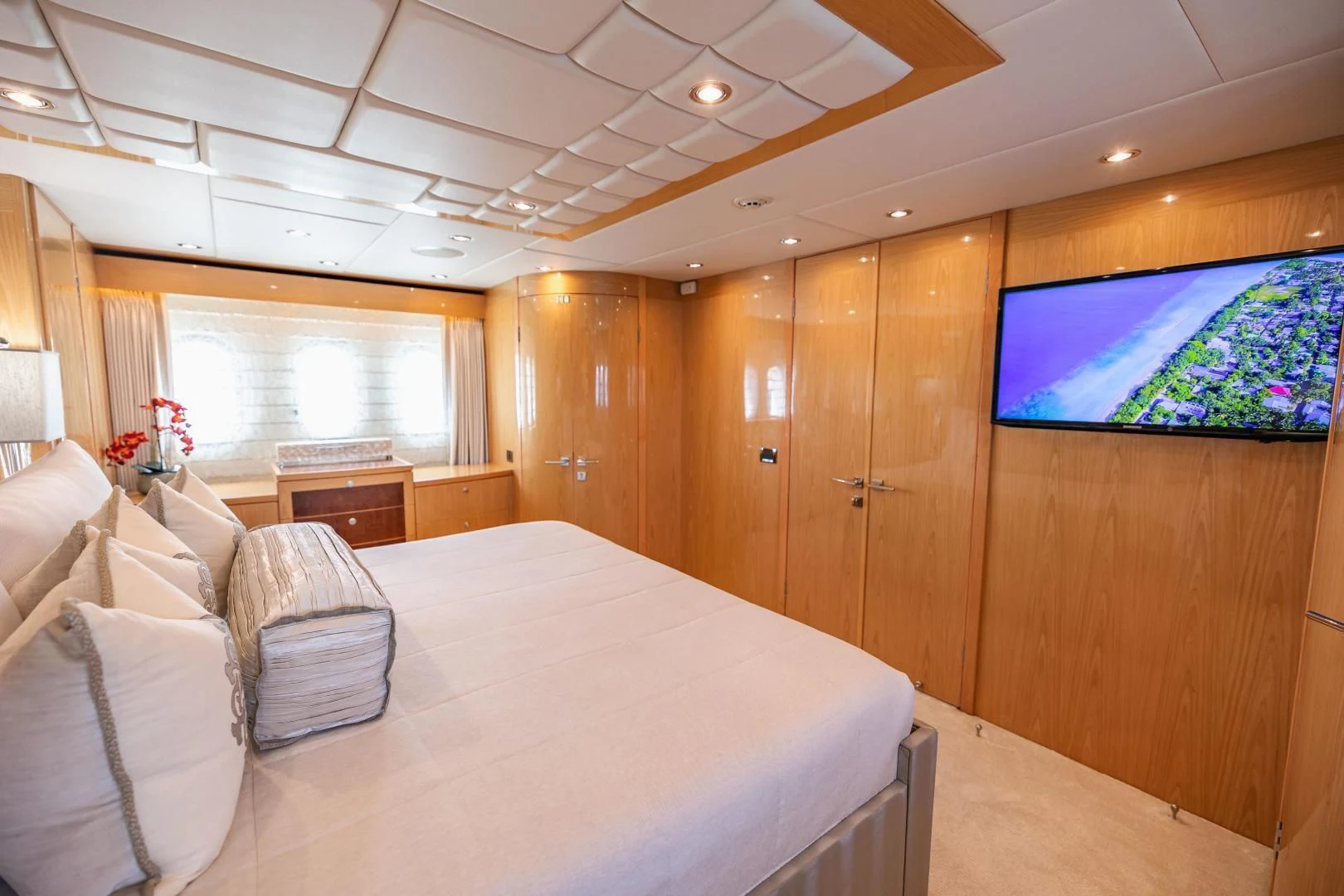 a room with a bed and a tv aboard PINGUINITO Yacht for Sale