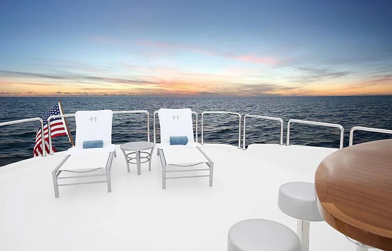 a row of chairs on a beach aboard PINGUINITO Yacht for Sale