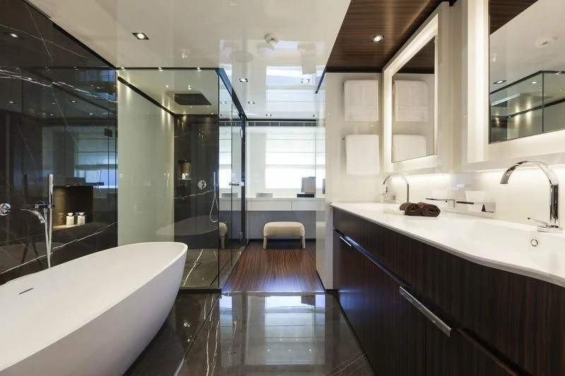 a bathroom with a large tub aboard SIMPLY EIGHT Yacht for Sale