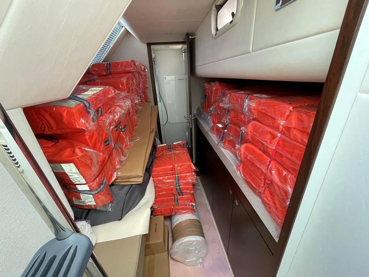 a room with a bed and a red blanket aboard FAIRLINE SQUADRON 65 Yacht for Sale