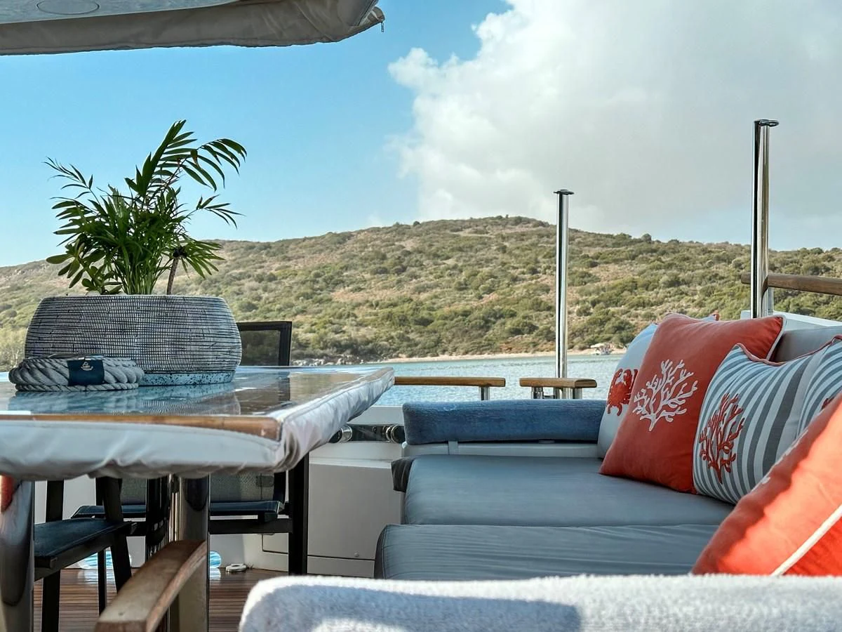 a patio with a table and chairs aboard FAIRLINE SQUADRON 74 Yacht for Sale