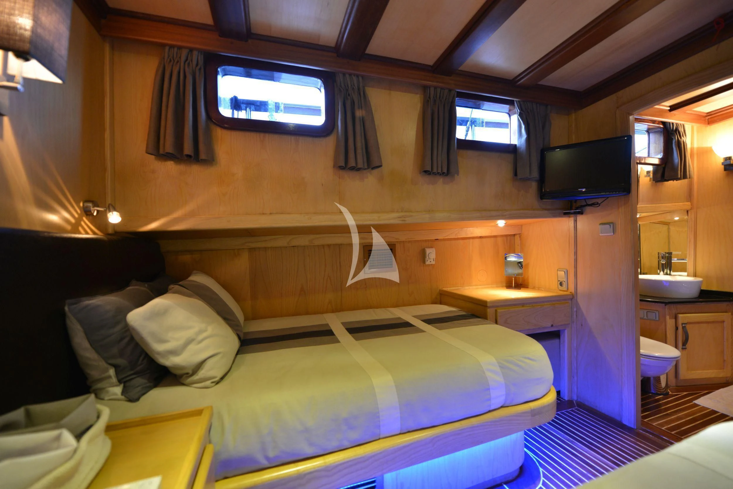 a room with a bed and a tv aboard DERIN DENIZ Yacht for Sale