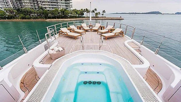 a pool on a deck aboard LA FAMILIA Yacht for Sale